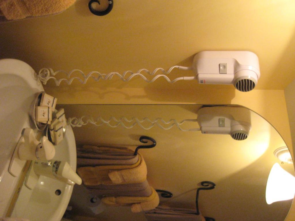 Auberge Bonsecours Montreal Room photo