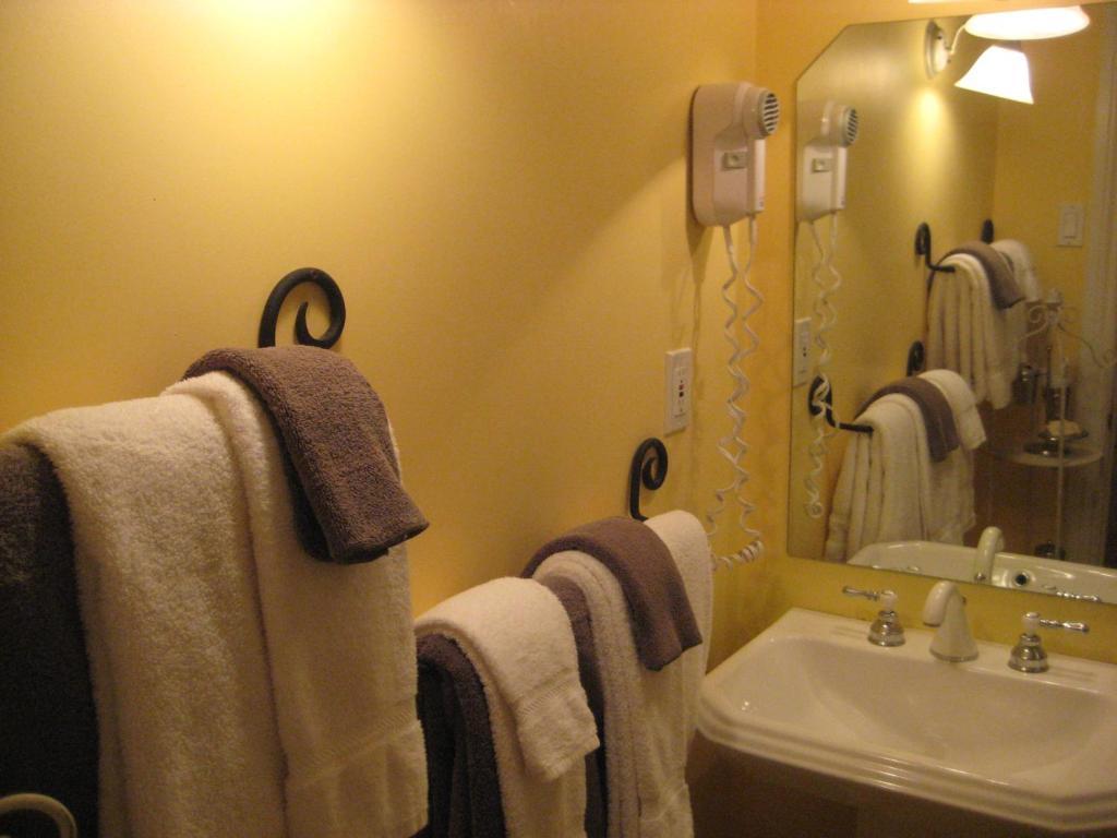 Auberge Bonsecours Montreal Room photo