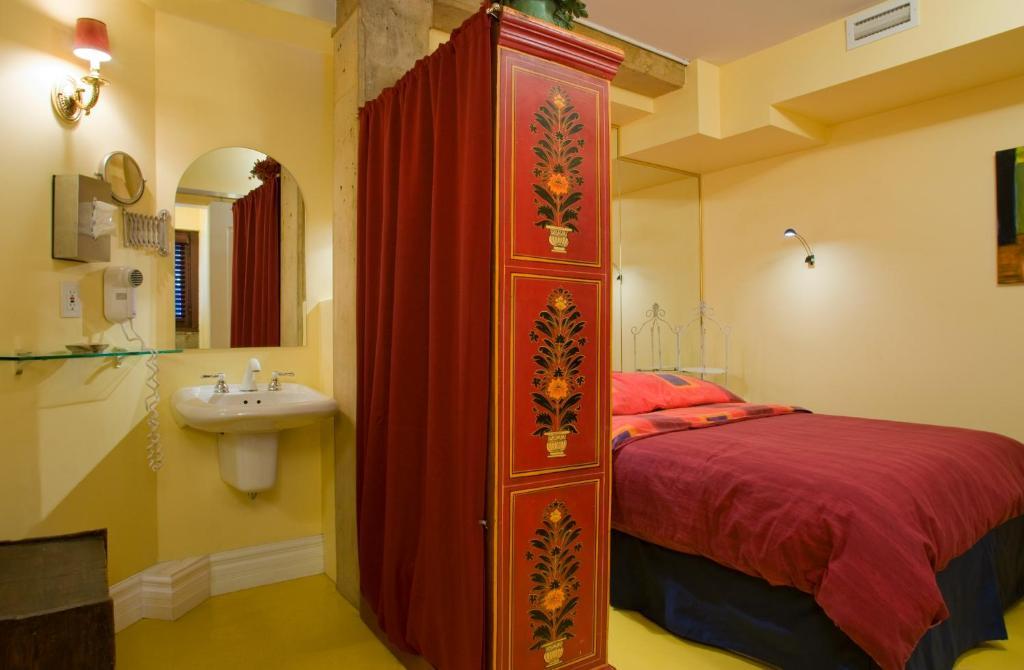 Auberge Bonsecours Montreal Room photo